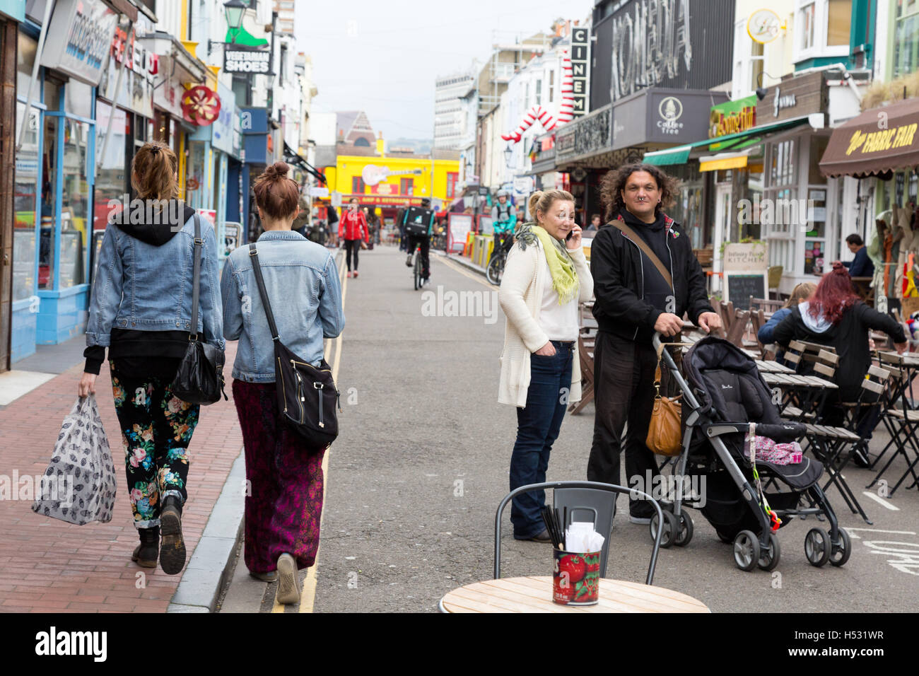 Menschen beim Einkaufen in The Lanes, Brighton, East Sussex England UK Stockfoto