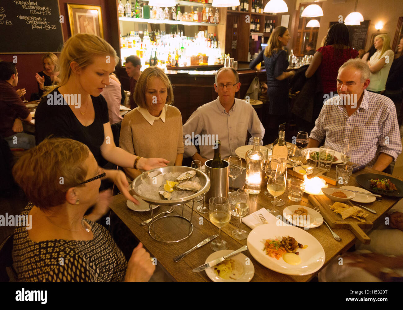 Kellnerin serviert Essen in The Ginger Pig Restaurant, Brighton & Hove, East Sussex England UK Stockfoto