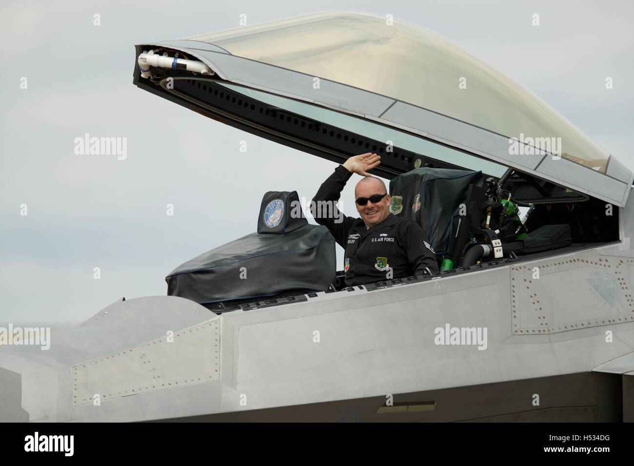 Demo-Teammitglied SSgt Brennan DeFazio mit einer Spritztour in einem f-22 Raptor auf der Royal International Air Tattoo. Stockfoto