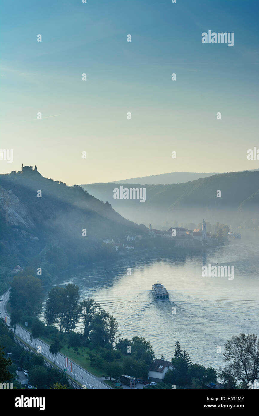 Dürnstein: Blick auf Donau, Dürnstein Burg, Dürnstein Abbey und Stadt, Weinberg Weinberge, Kreuzfahrtschiff, Wachau, Niederösterreich Stockfoto