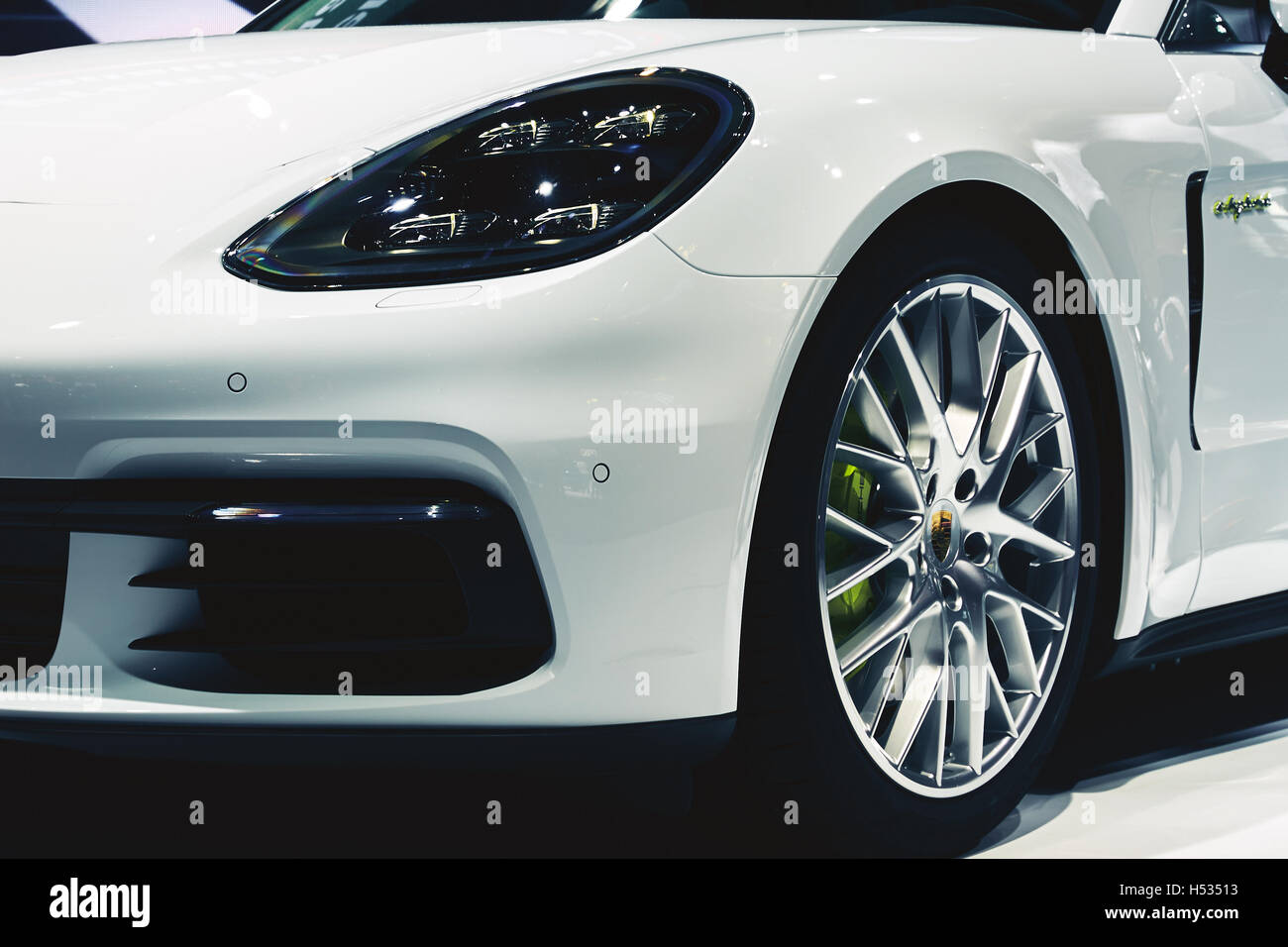 Paris, Frankreich - September 29, 2016: 2017 Porsche Panamera 4 e-Hybrid auf der Paris Motor Show in Porte de Versaille präsentiert Stockfoto