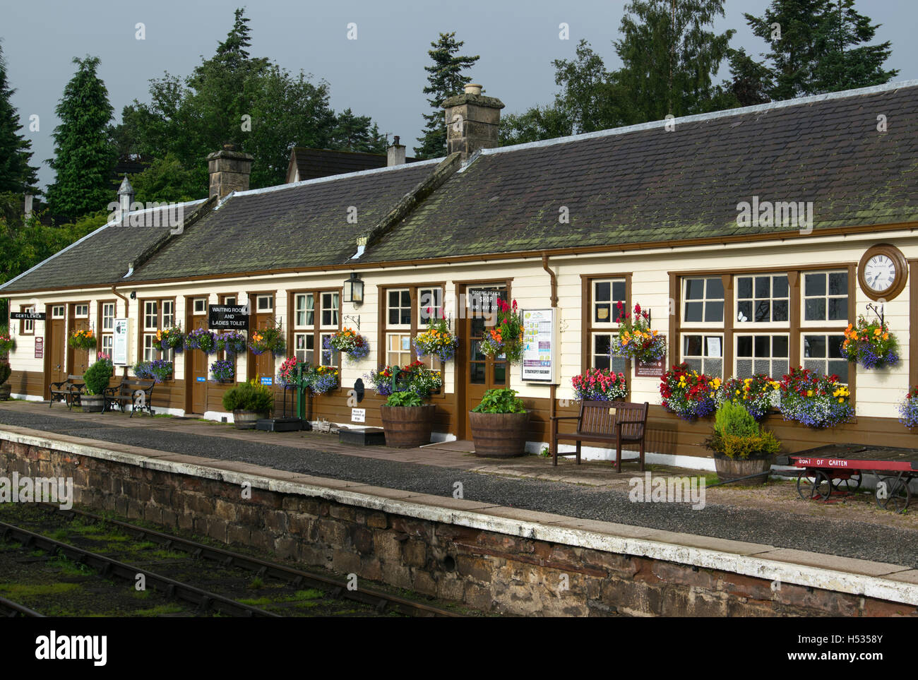 Plattform im Garten Schiffstation in den Cairngorms National Park, Schottland, Teil der historischen Strathspey Railway Stockfoto