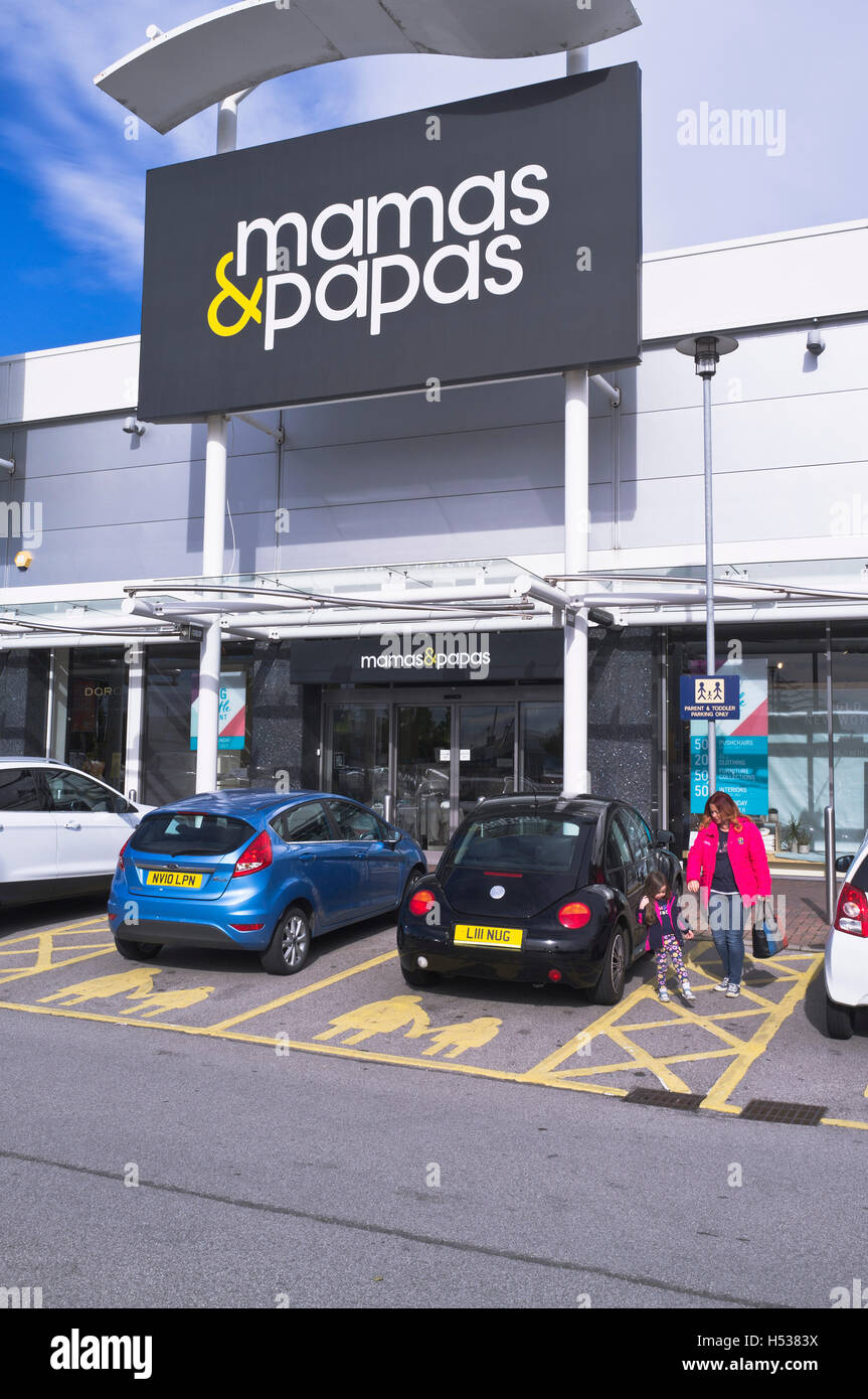 dh Shops SHOPPING MALL UK Mamas Papas Shop birstall Shopping parken Parken Autos Geschäfte Parkplatz Eltern shopfront außen Stockfoto