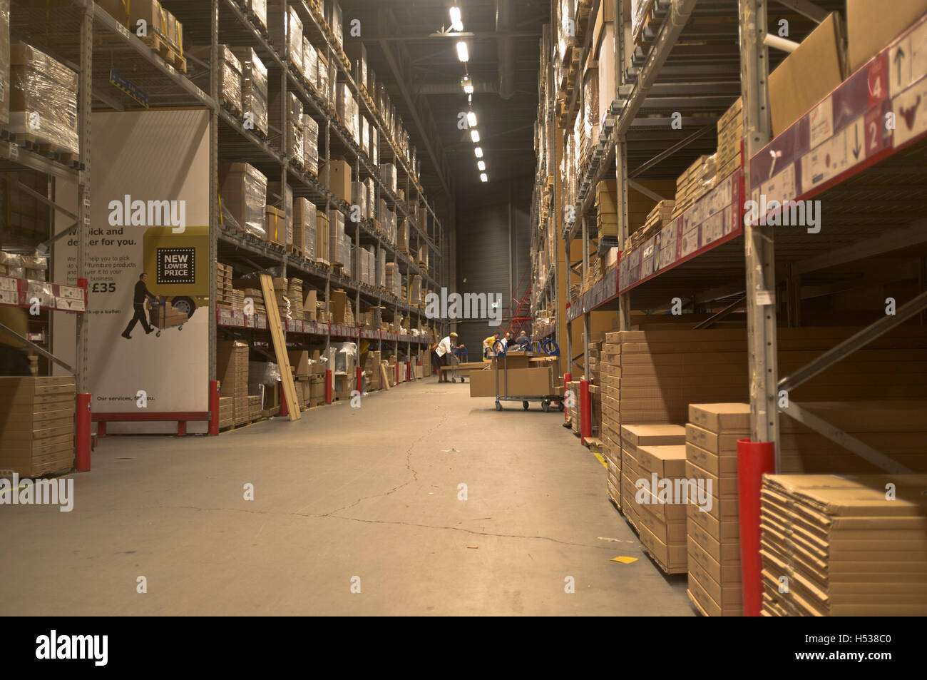 dh Ikea SUPERSTORE UK Innenlager Ikea Flat Pack Racks flatpack Lager innen england Stockfoto