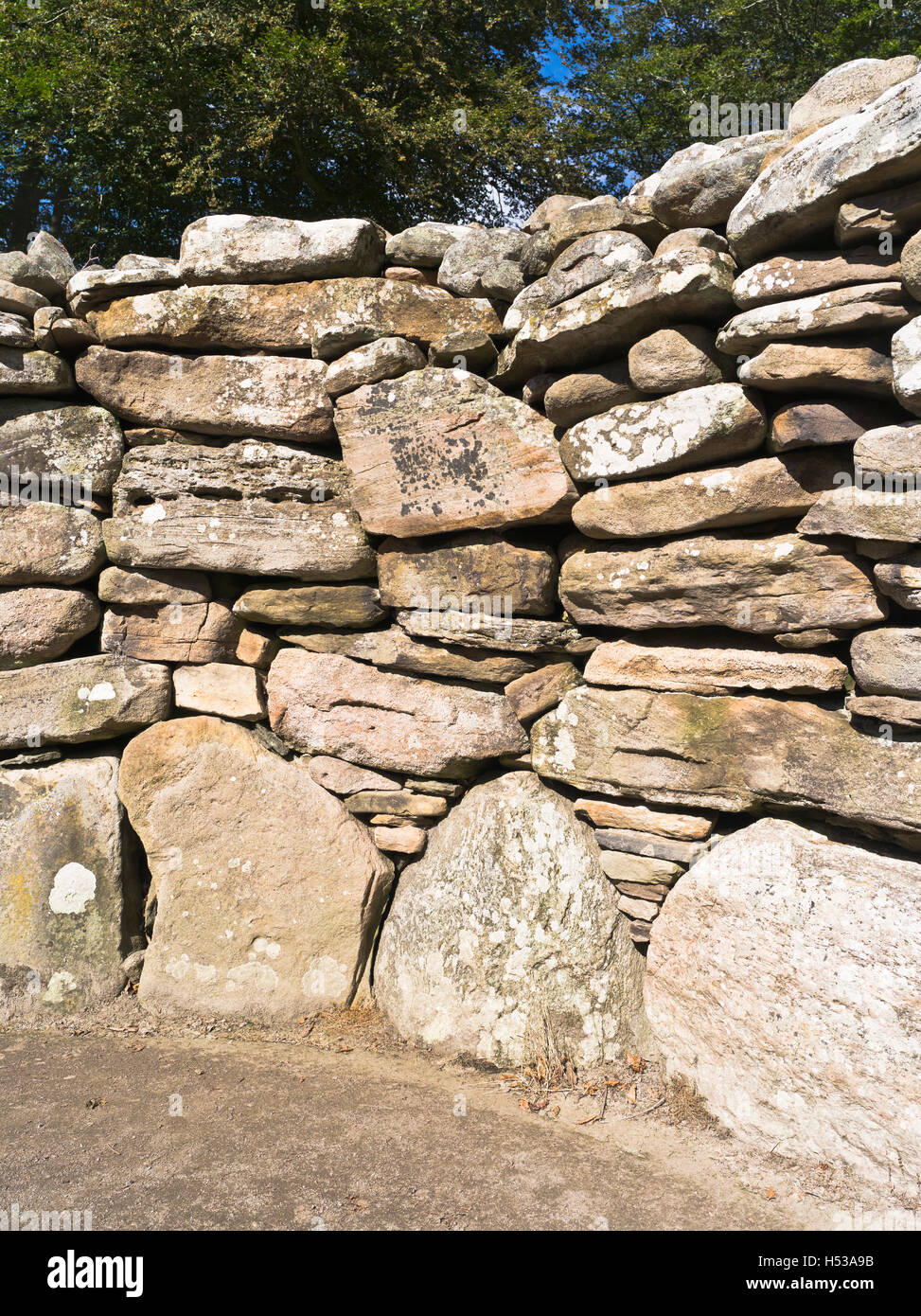 dh Balnuaran von Clava CULLODEN MOOR INVERNESS SHIRE Bronzezeit Kaimnenwände neolithisches Grab Trockenstein Innenwand Kammerbestattung Stockfoto