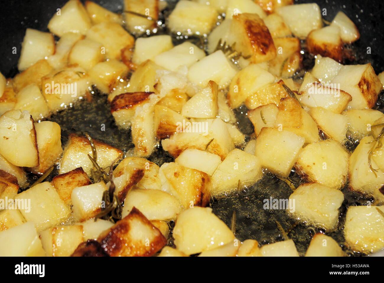 Kartoffeln mit Öl, Butter, Salbei und Rosmarin Stockfoto