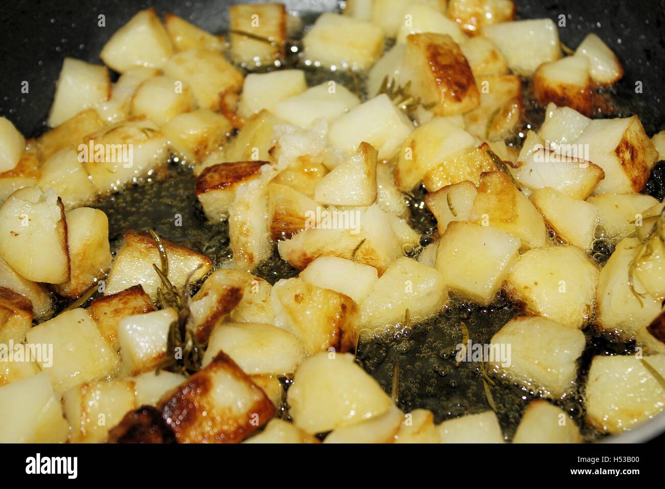 Kartoffeln mit Öl, Butter, Salbei und Rosmarin Stockfoto