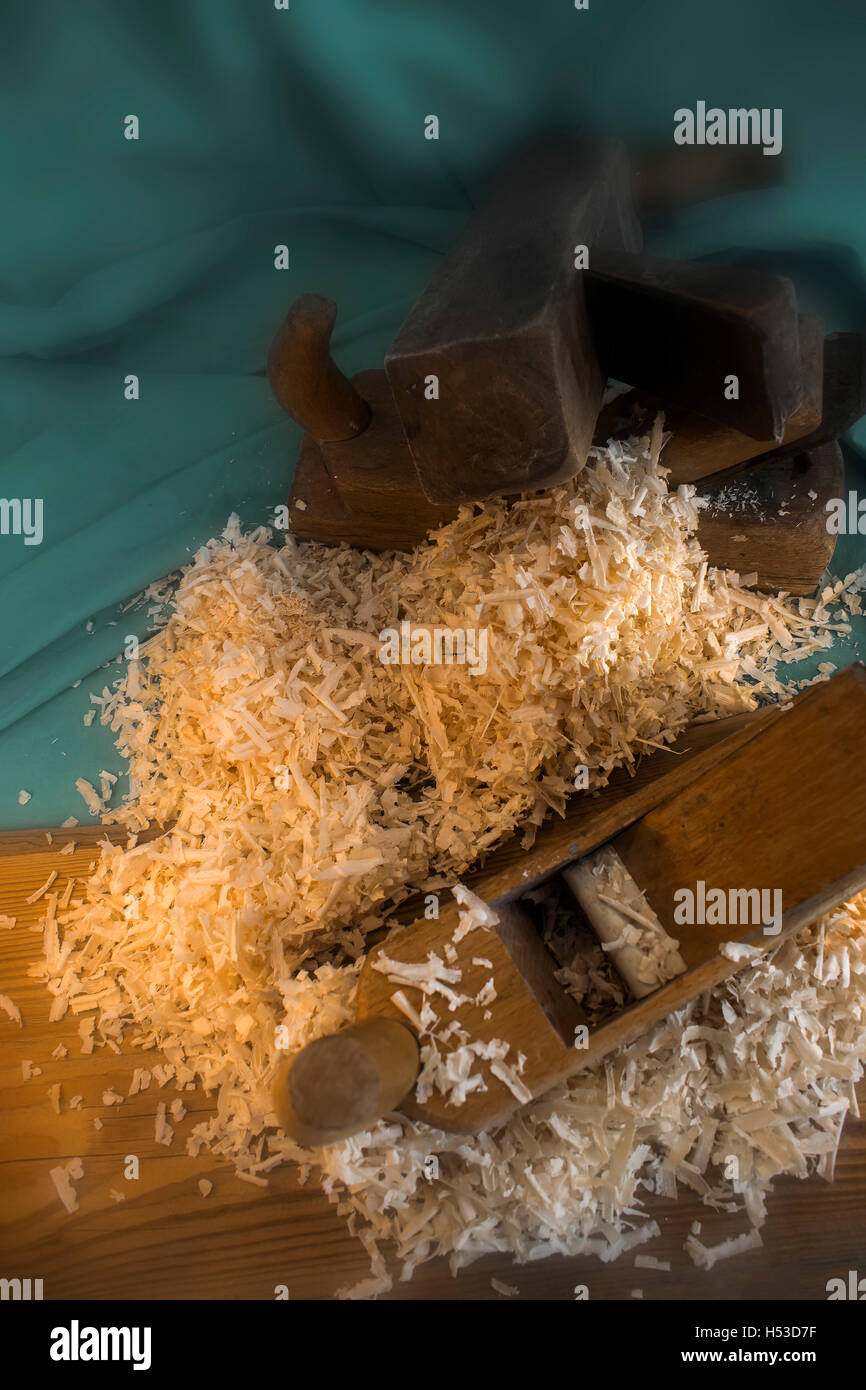 Haufen von Sägemehl und Flugzeug Handwerkzeuge Stockfoto