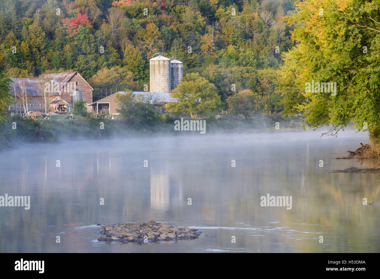 Bauernhof entlang des Connecticut River in Maidstone, Vermont in den Herbstmonaten. Stockfoto