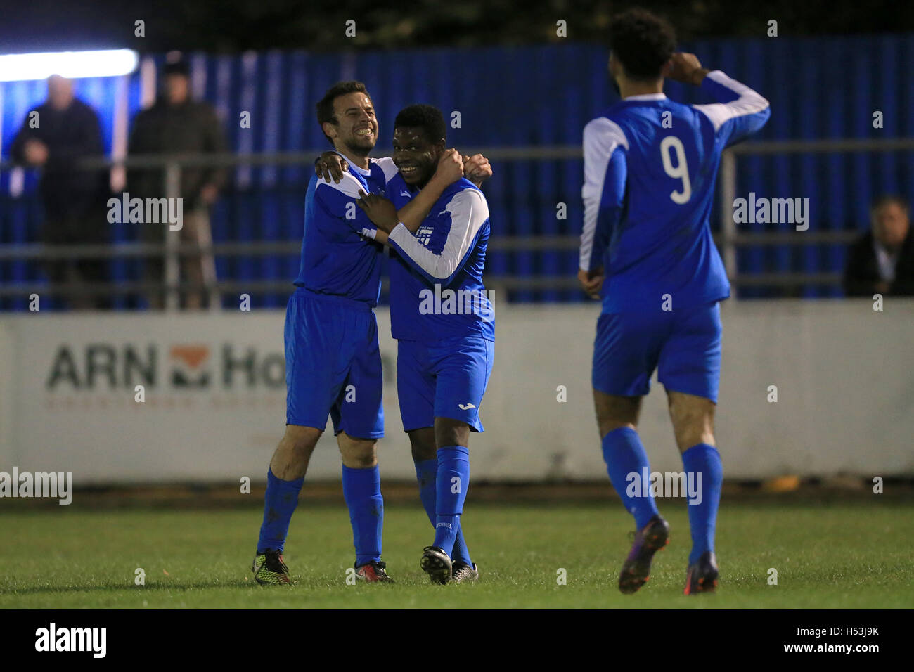 Jacob Dingli von Redbridge (L) erzielt das zweite Tor für seine Mannschaft und feiert während Redbridge Vs Barkingside, Essex Senior League Football Stadium Oakside am 18. Oktober 2016 Stockfoto