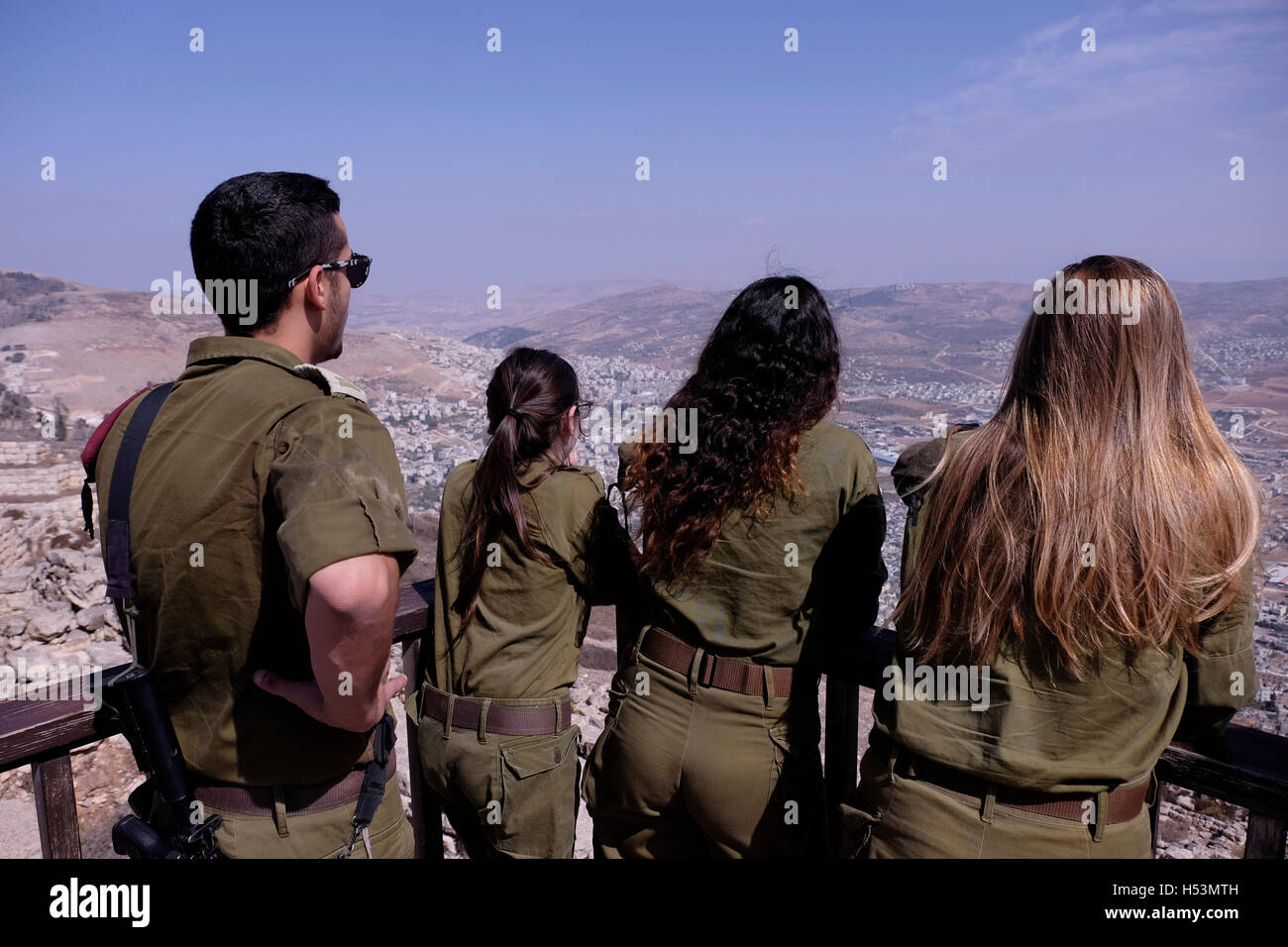 Israelische Soldaten blicken Sie von einem Aussichtspunkt auf Garizim, eines der höchsten Gipfel im Westjordanland in der Nähe von der Stadt von Nablus im Westjordanland, Israel Stockfoto