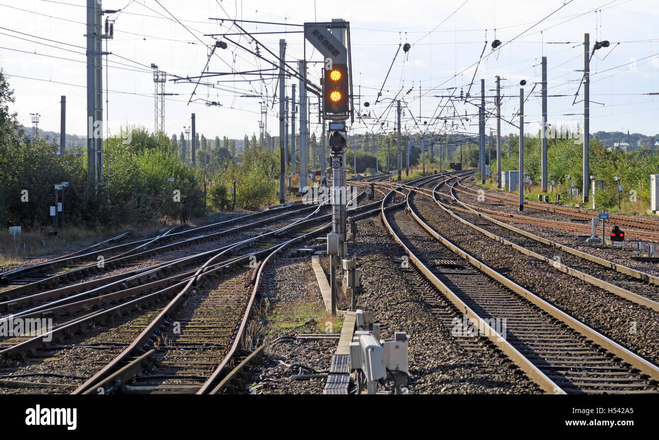Oberleitungen, elektrische Bahn-Linie, WCML mit Signal, England, UK Stockfoto