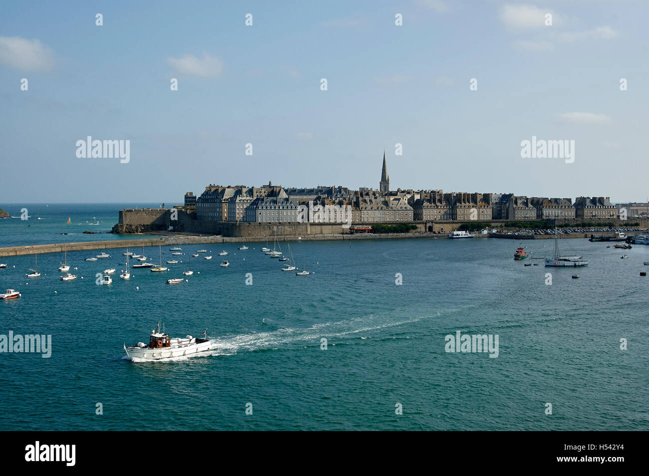 Die schöne Stadt St Malo in der Bretagne Kurven heraus zum Meer auf einem wunderschönen Naturhafen. Stockfoto