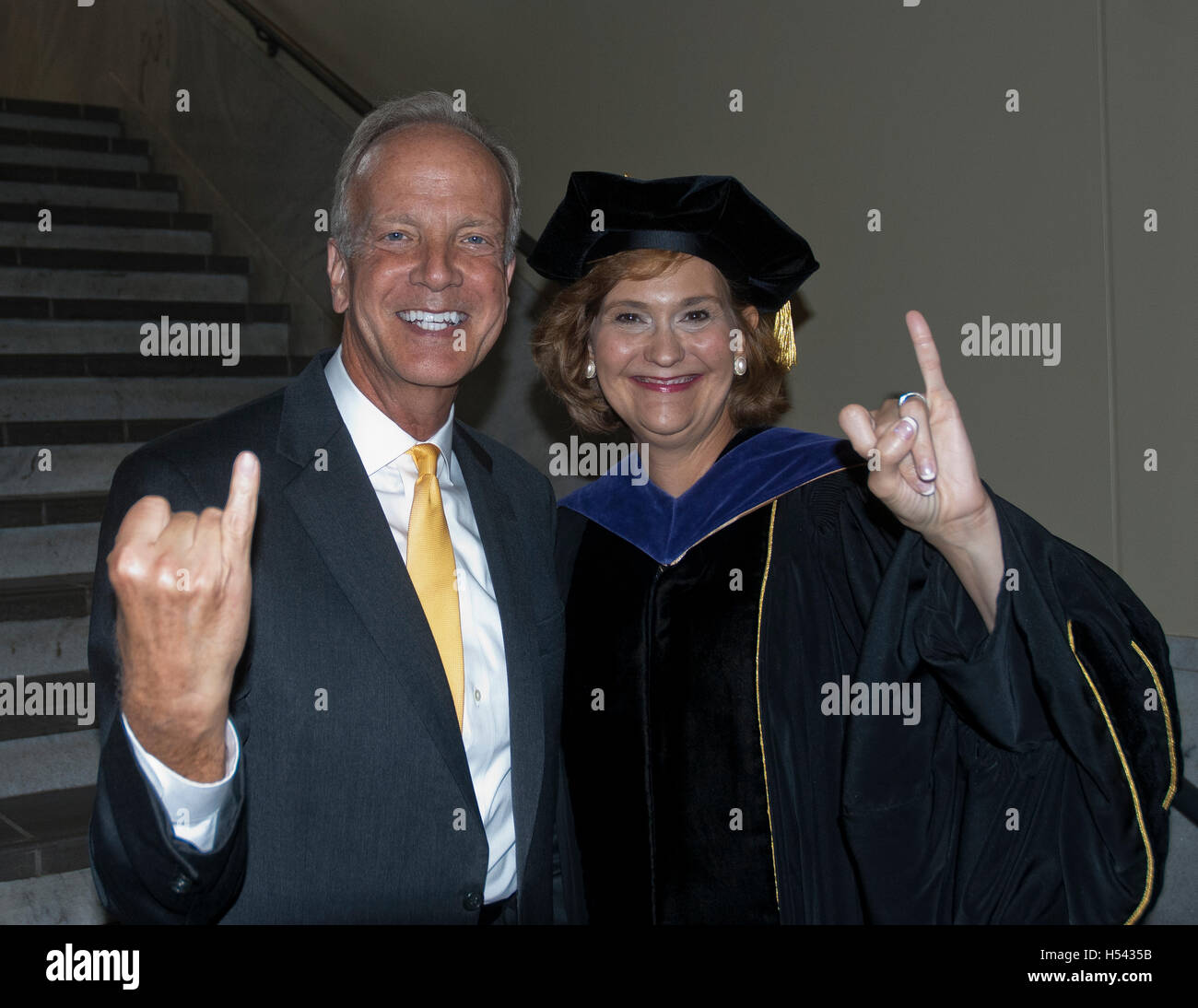 Emporia, Kansas, USA, 16. September 2016 US Senator Jerry Morgan und Emporia State University Präsidentin Allison Garrett blinken die 'Stingers Up' Handzeichen vor Garretts Einweihung zum neuen Präsidenten der ESU Stockfoto