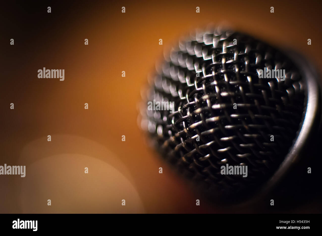 Mikrofonmodul extreme Nahaufnahme aus Fokus Bühnenbeleuchtung im Hintergrund Stockfoto