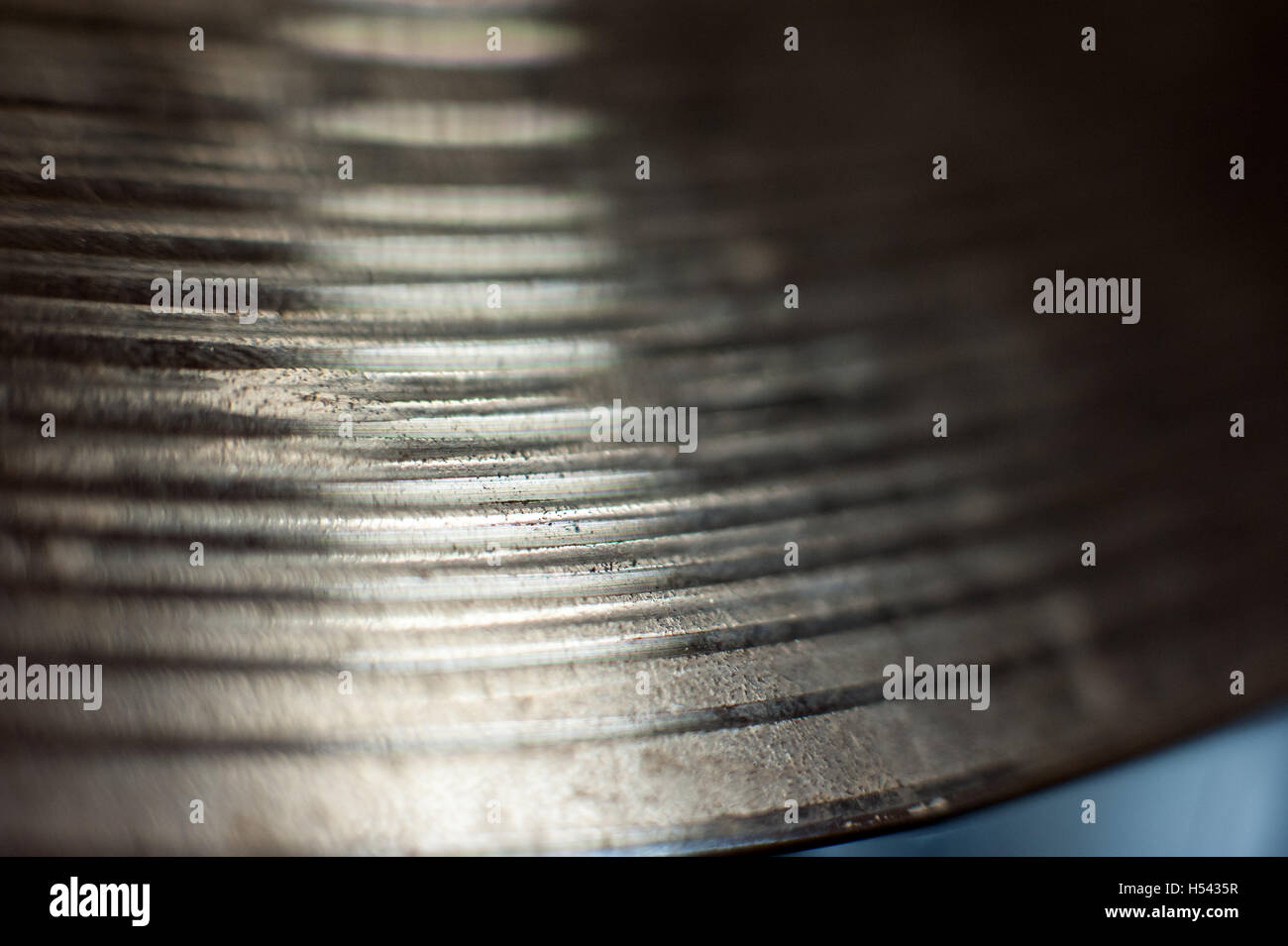 Extreme Nahaufnahme von metallischen Trommel Platte und horizontale Linien auf Messing, selektiven Fokus Stockfoto