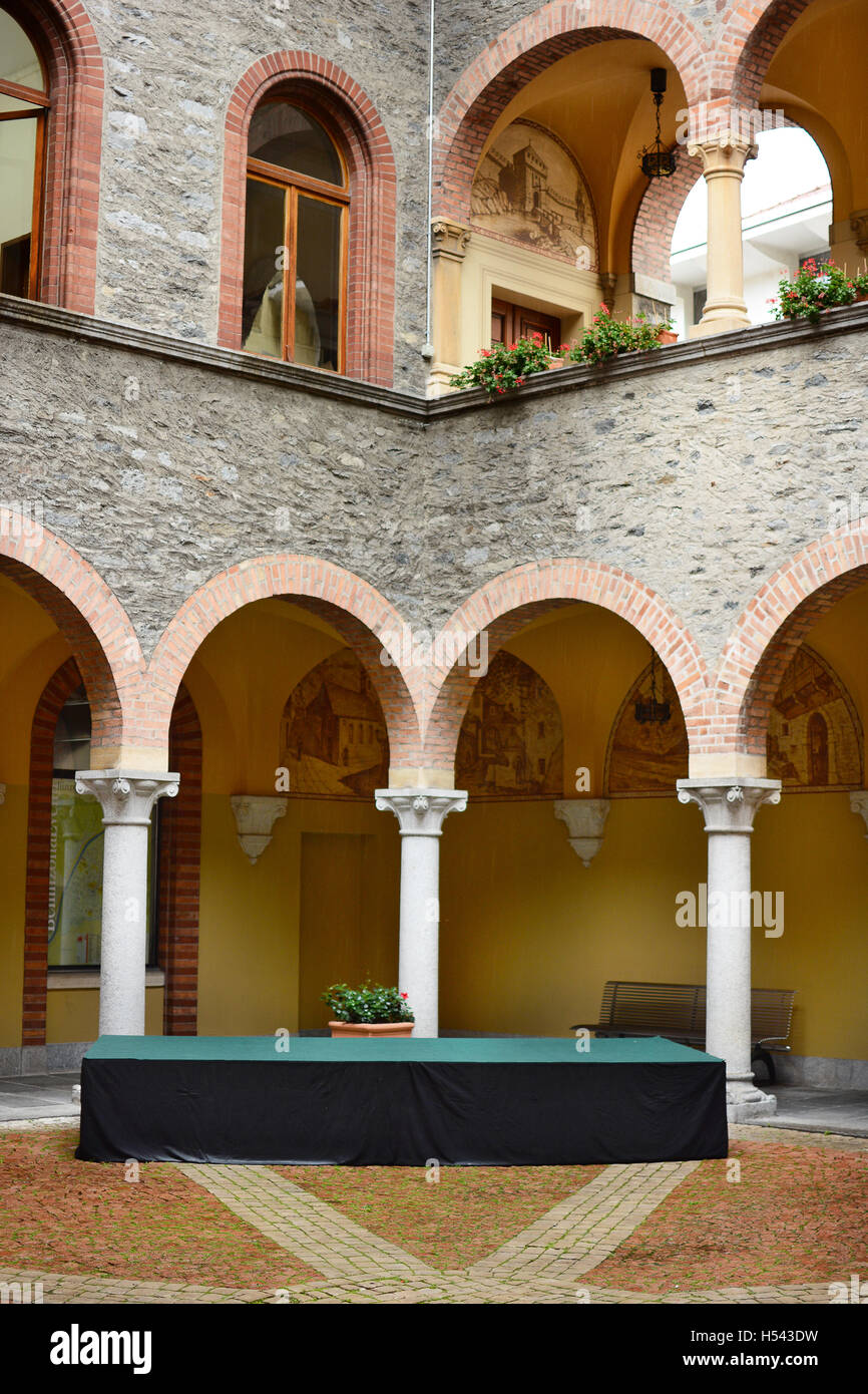 Detail auf den Innenhof des Rathauses in Bellinzona, Schweiz Stockfoto