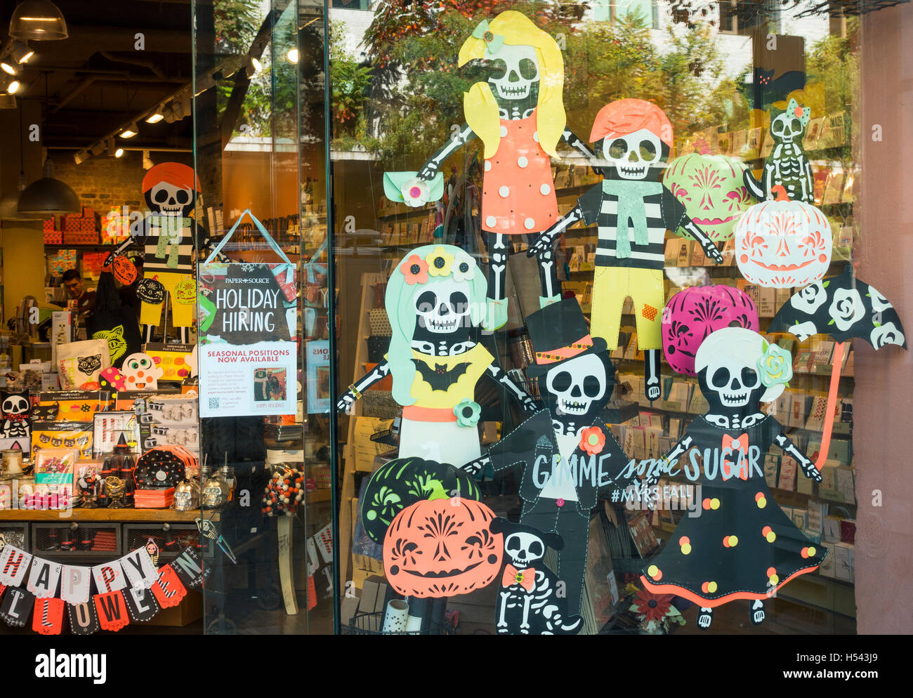 Halloween-Anzeige im Fenster einer stationären Filiale Stockfoto