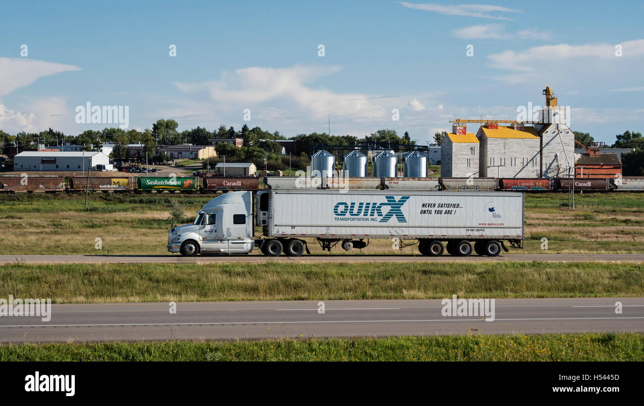 Kanada kanadische Prärie ländliche Szene halb Traktor Anhänger Rig fahren Trans-Canada Highway Gull Lake Saskatchewan Stockfoto