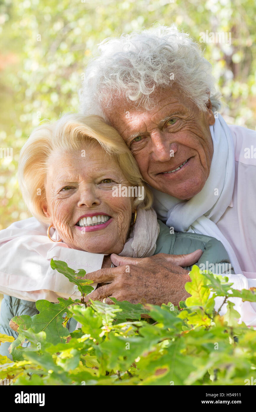 schönes Lächeln auf den Lippen senior Paar genießt das Leben in der Landschaft Stockfoto
