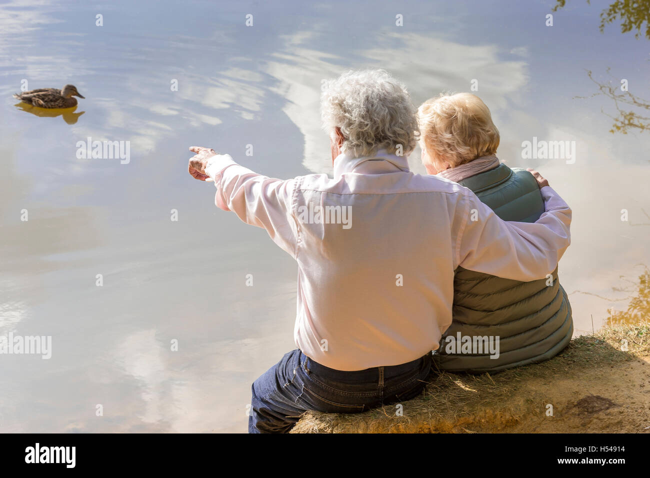 schönes Lächeln auf den Lippen senior Paar genießt das Leben in der Landschaft Stockfoto