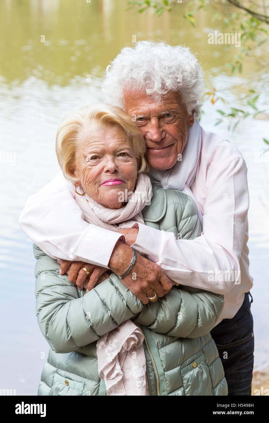 schönes Lächeln auf den Lippen senior Paar genießt das Leben in der Landschaft Stockfoto