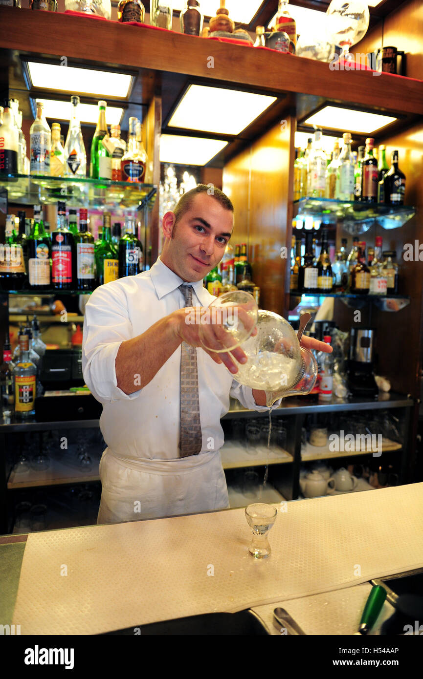 Ein Barkeeper ist einen Cocktail Bar Basso machen. Der Ort ist eine Institution in der Cocktail bar-Szene in Mailand, Italien Stockfoto
