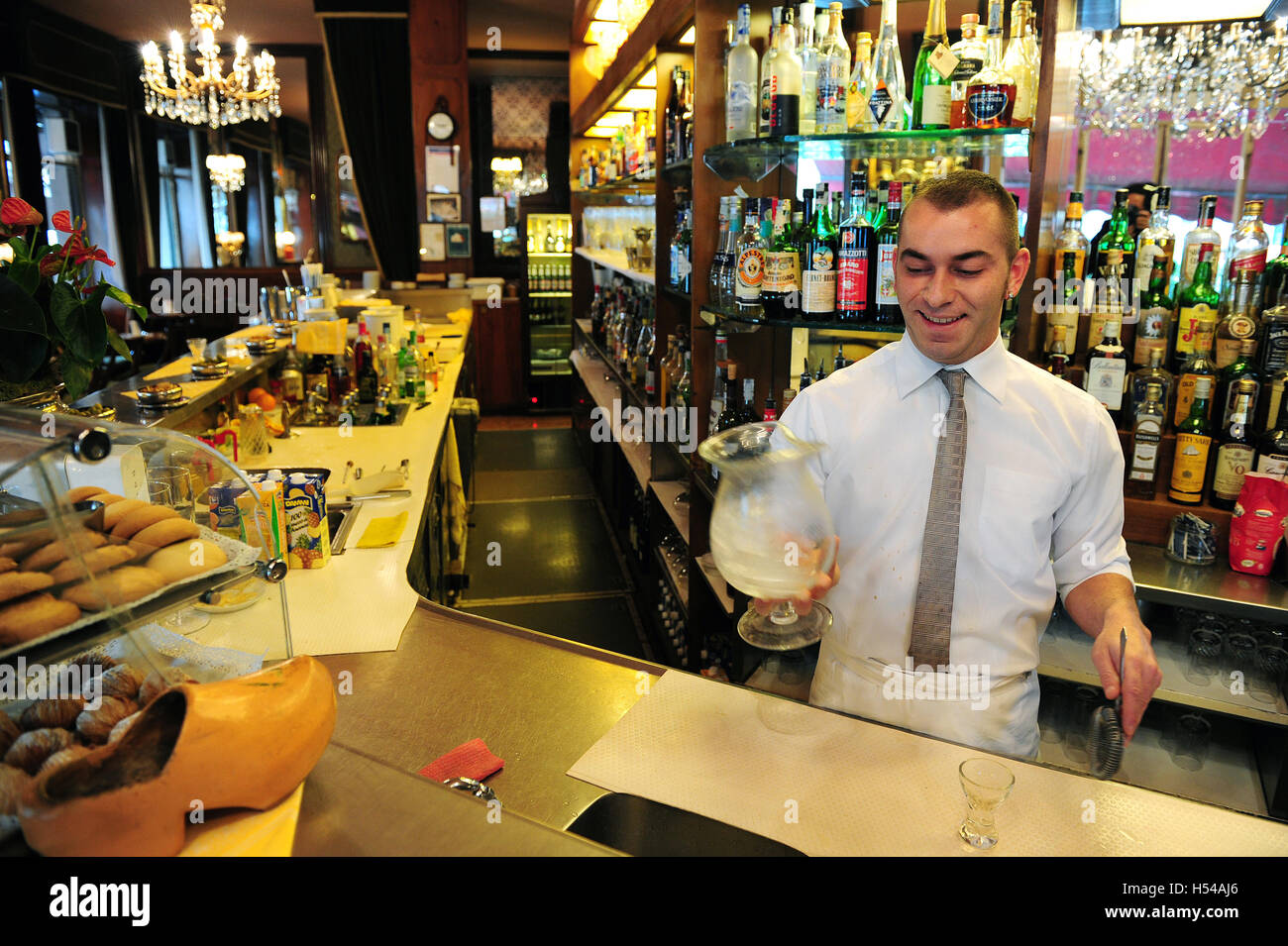 Ein Barkeeper ist einen Cocktail Bar Basso machen. Der Ort ist eine Institution in der Cocktail bar-Szene in Mailand, Italien Stockfoto