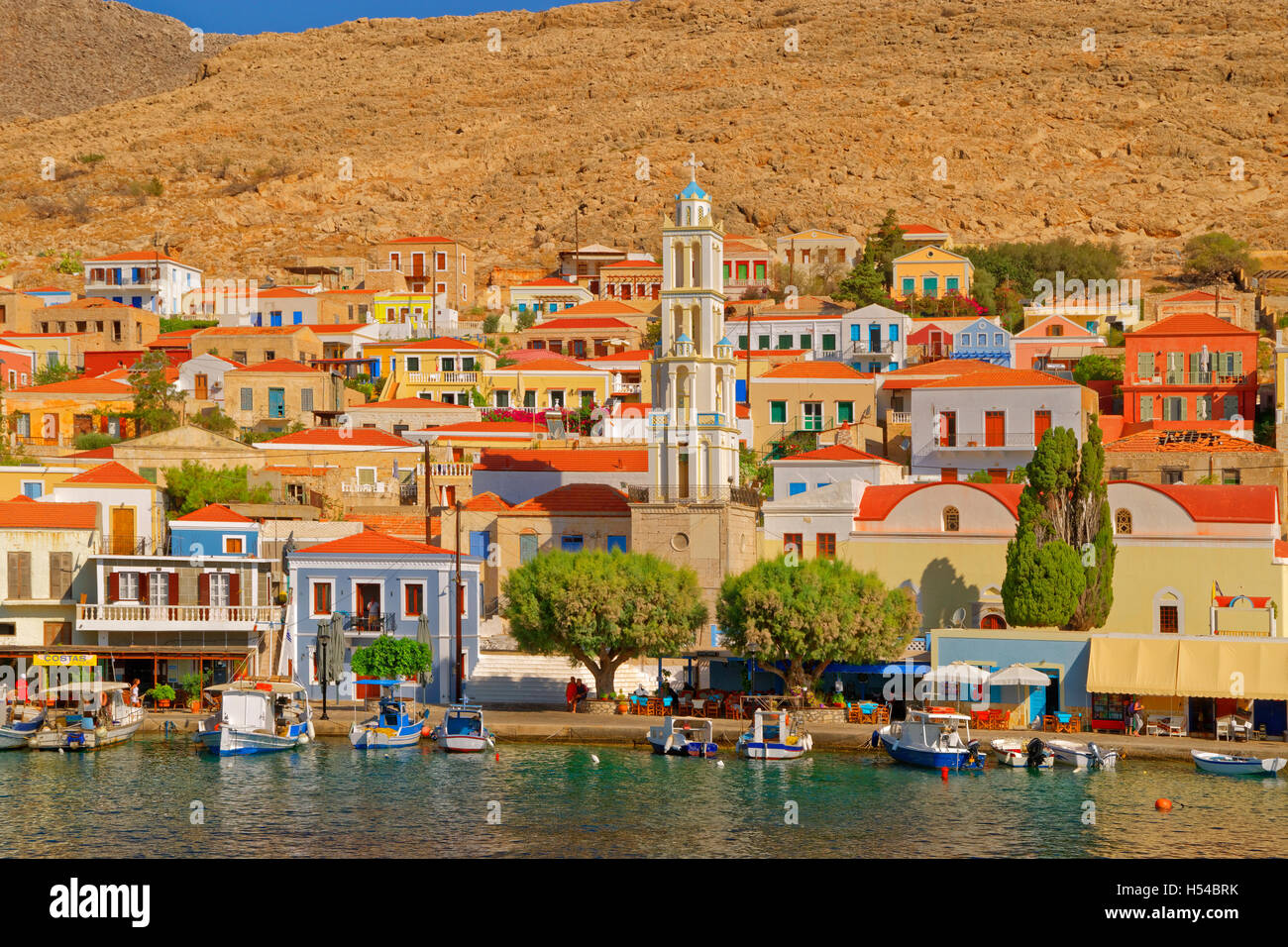 Chalki-Stadt auf der griechischen Insel Chalki abseits der nördlichen Küste von Rhodos in der Dodekanes Inselgruppe, Griechenland. Stockfoto