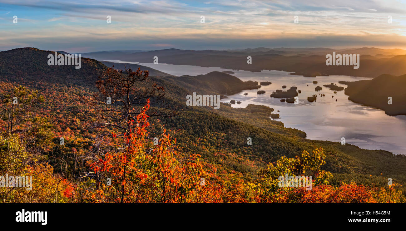 Die Narrows des Lake George und die umliegenden Berge von Black Mountain in den Adirondack Mountains of New York gesehen Stockfoto