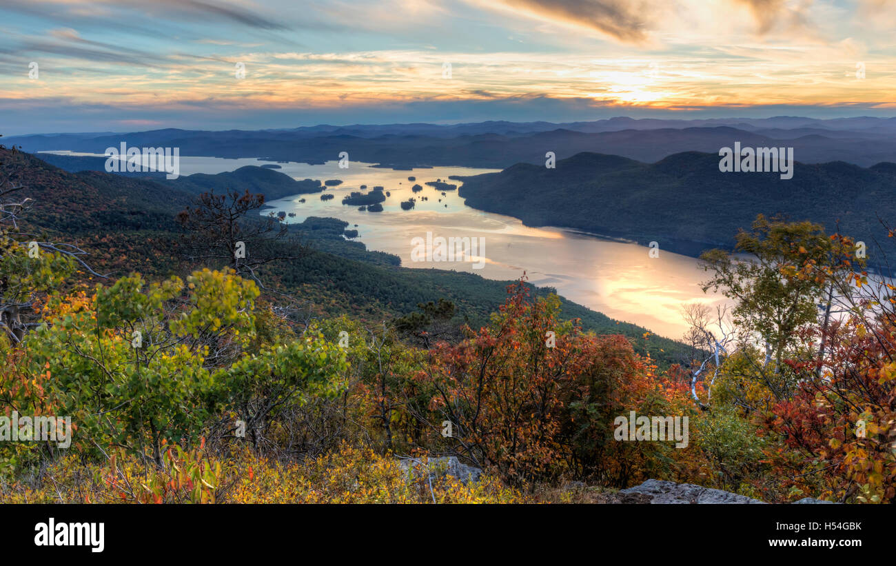 Die Narrows des Lake George und die umliegenden Berge von Black Mountain in den Adirondack Mountains of New York gesehen Stockfoto