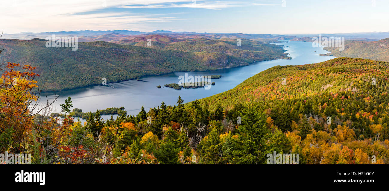 Das Nordende des Lake George und der Zunge-Bergkette, die von einem Aussichtspunkt am Black Mountain in den Adirondack Mountains gesehen Stockfoto