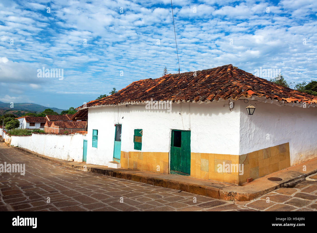 Koloniale Architektur an einer Straßenecke in der historischen Altstadt von Barichara, Kolumbien Stockfoto