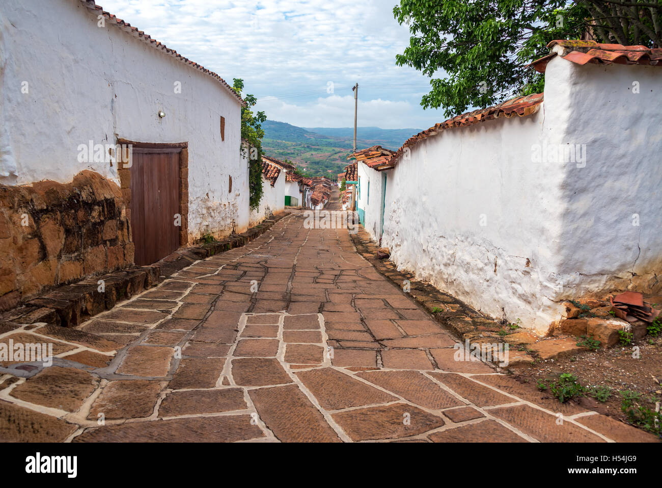 Suchen Sie eine Straße gesäumt von wunderschönen Kolonialarchitektur in Barichara, Kolumbien Stockfoto