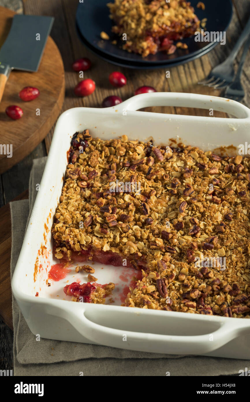 Hausgemachte Cranberry Apple Cobbler bröckeln verzehrfertige Stockfoto