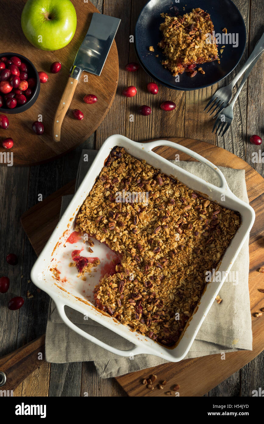 Hausgemachte Cranberry Apple Cobbler bröckeln verzehrfertige Stockfoto