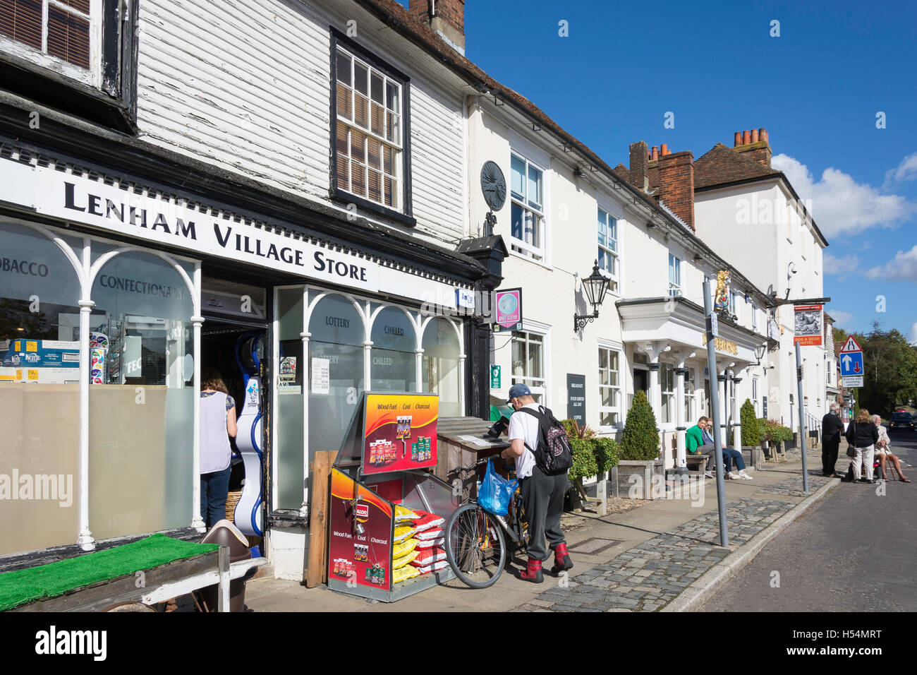 Lenham Dorfladen, High Street, Lenham, Kent, England, Vereinigtes Königreich Stockfoto