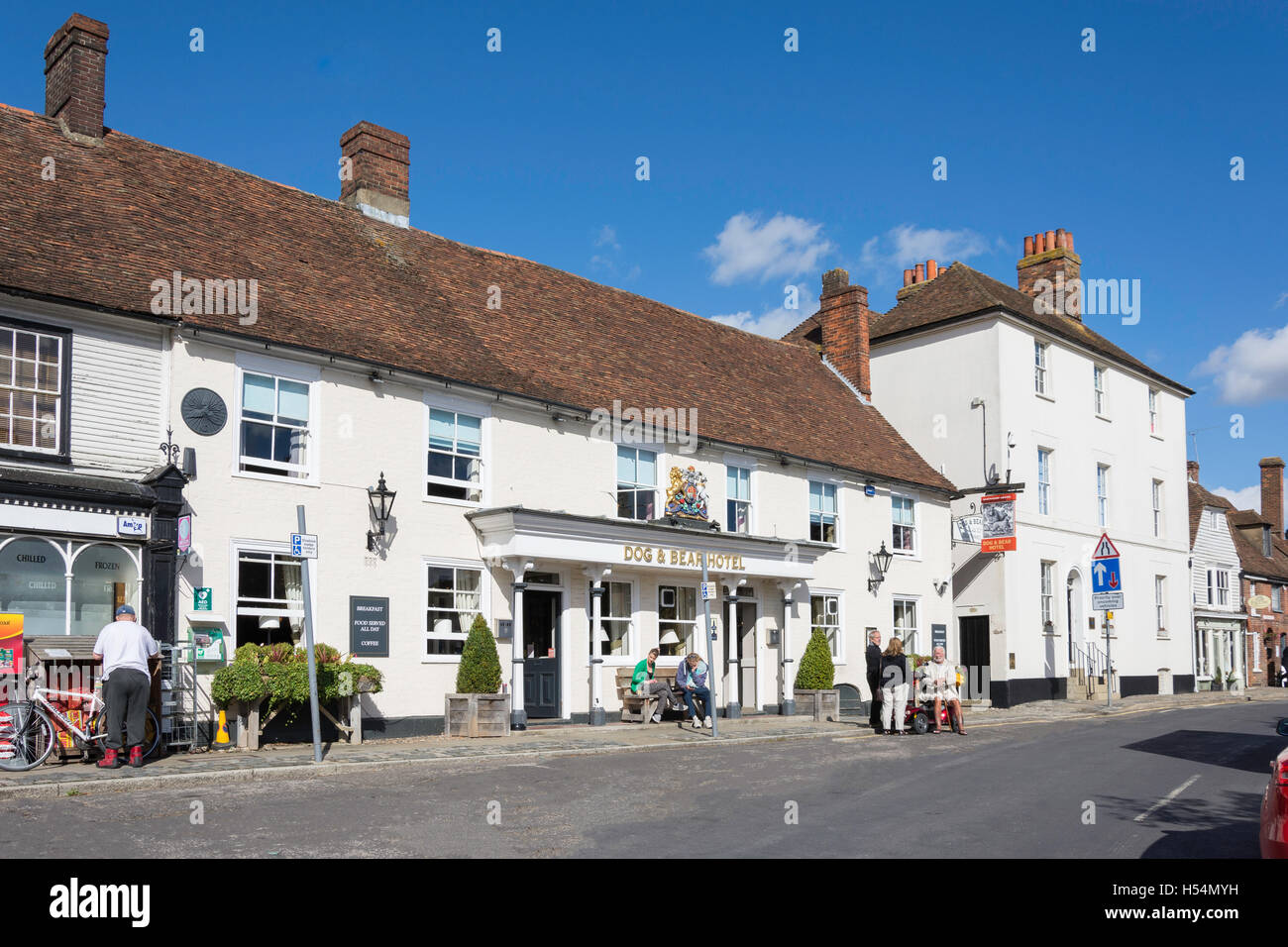 17. Jahrhundert Hund & Bear Hotel, High Street, Lenham, Kent, England, Vereinigtes Königreich Stockfoto