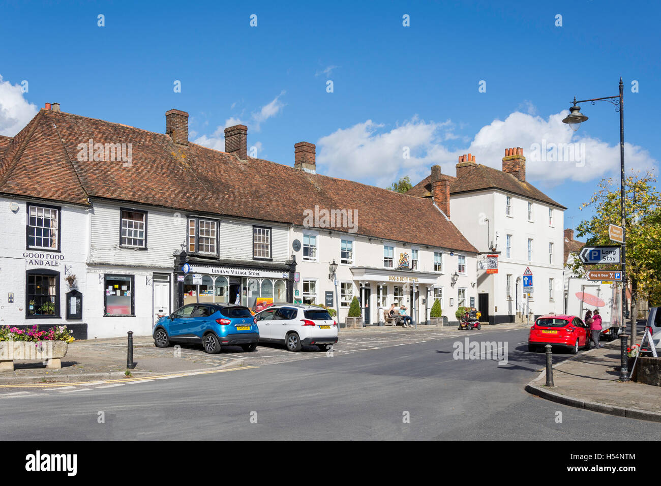 Lenham Dorfladen und Hund & Bär Hotel, High Street, Lenham, Kent, England, Vereinigtes Königreich Stockfoto
