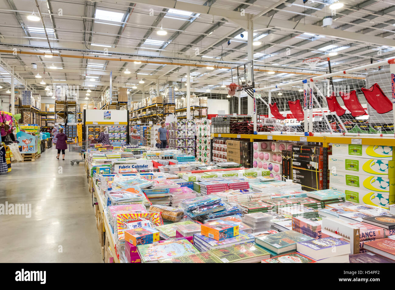 Innere des Costco Wholesale Store, Hanworth Road, Sunbury-on-Thames, Surrey, England, Vereinigtes Königreich Stockfoto