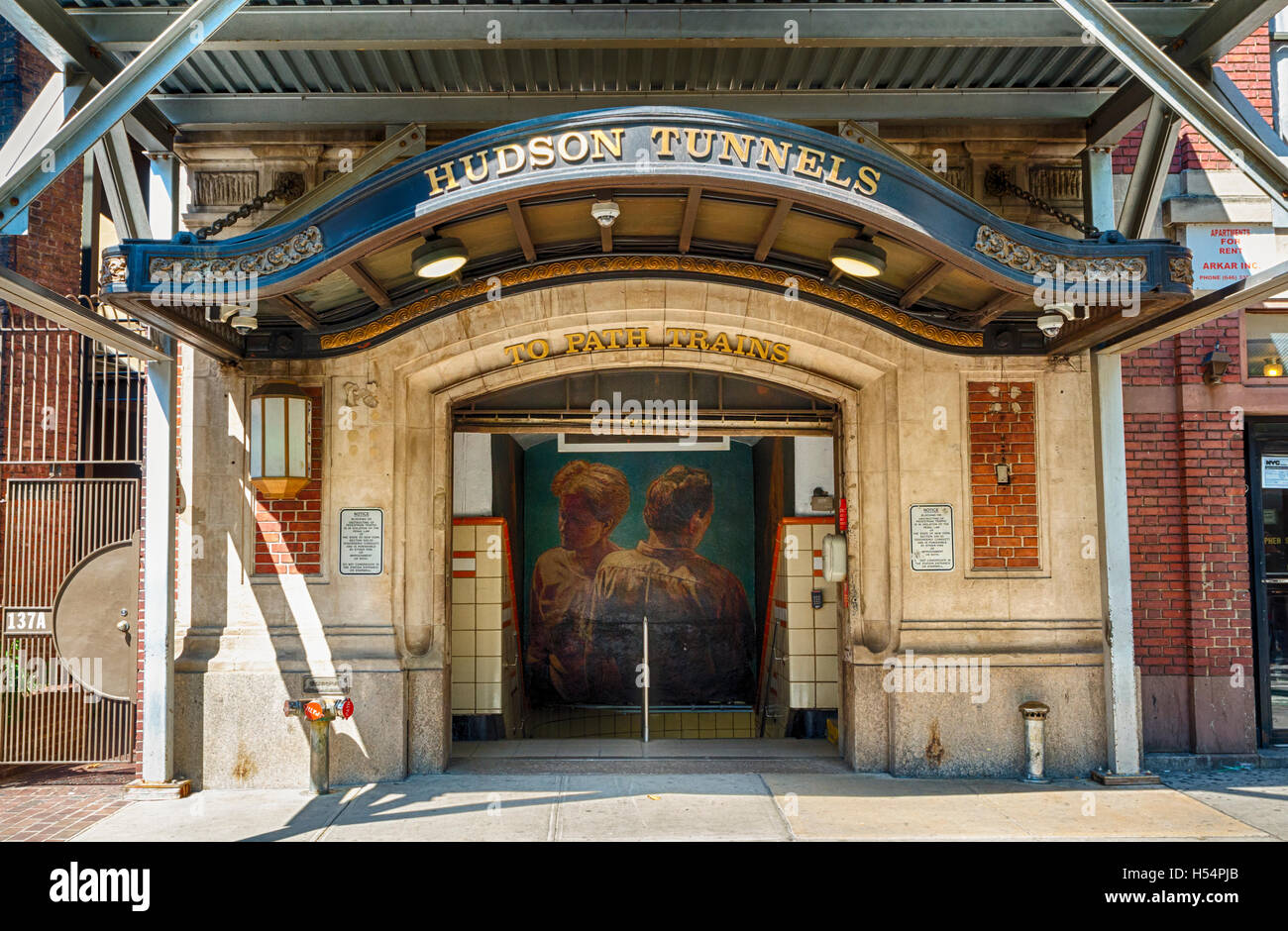 Eingang zum u-Bahnhof Christopher-Street-Pfad mit restaurierten Metall Festzelt Stockfoto