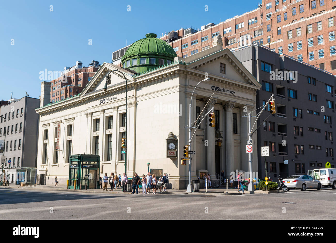 Außenansicht des ehemaligen New York Savings Bank Gebäude, jetzt eine CVS-Apotheke speichern auf der 8th Avenue und 14th Street, New York. Stockfoto