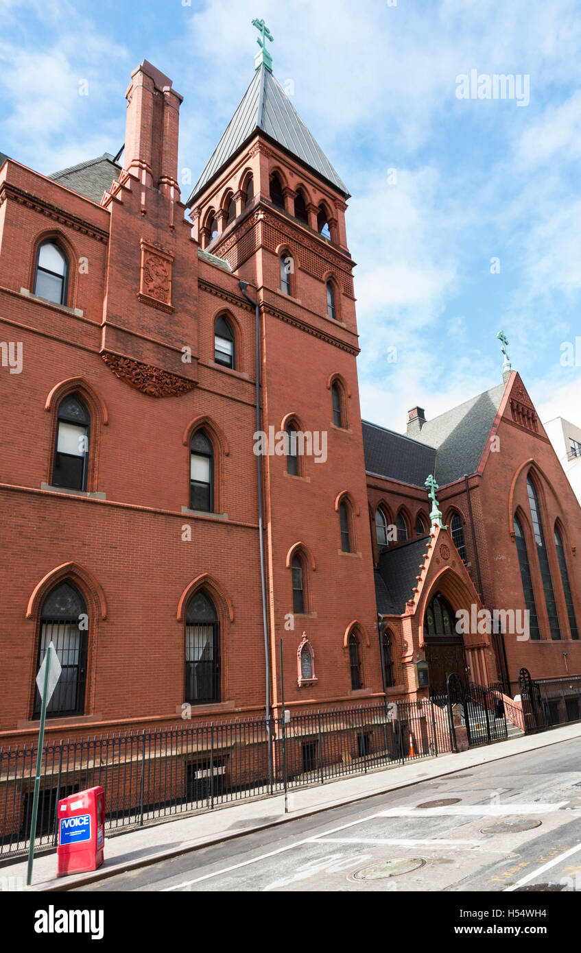 Fassade und Eingang des Nikolaus von Myra orthodoxe Kirchengebäude in East Village in New York, Stockfoto