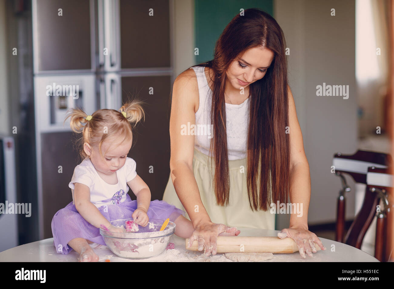 Mutter und Tochter in der Küche Stockfoto
