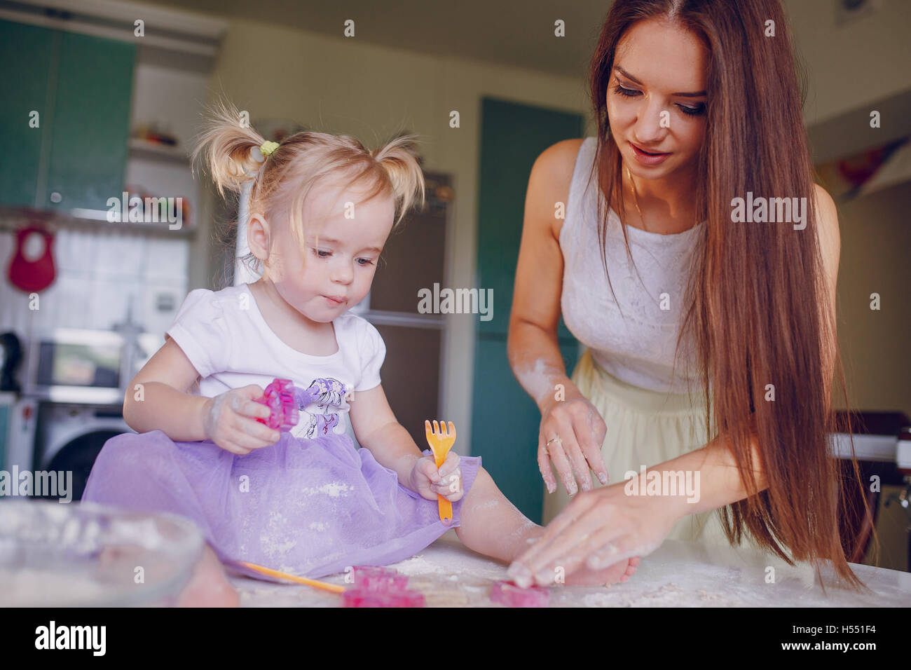 Mutter und Tochter in der Küche Stockfoto