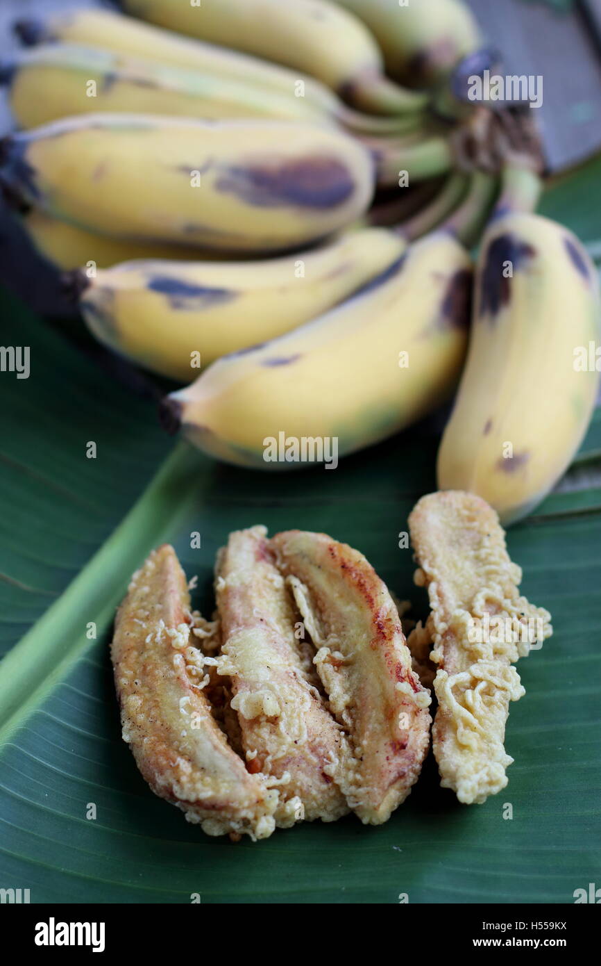 Nahaufnahme von gebratene Ducasse Bananen oder auch bekannt als Zucker Bananen auf Bananenblatt und Holzbrett Stockfoto