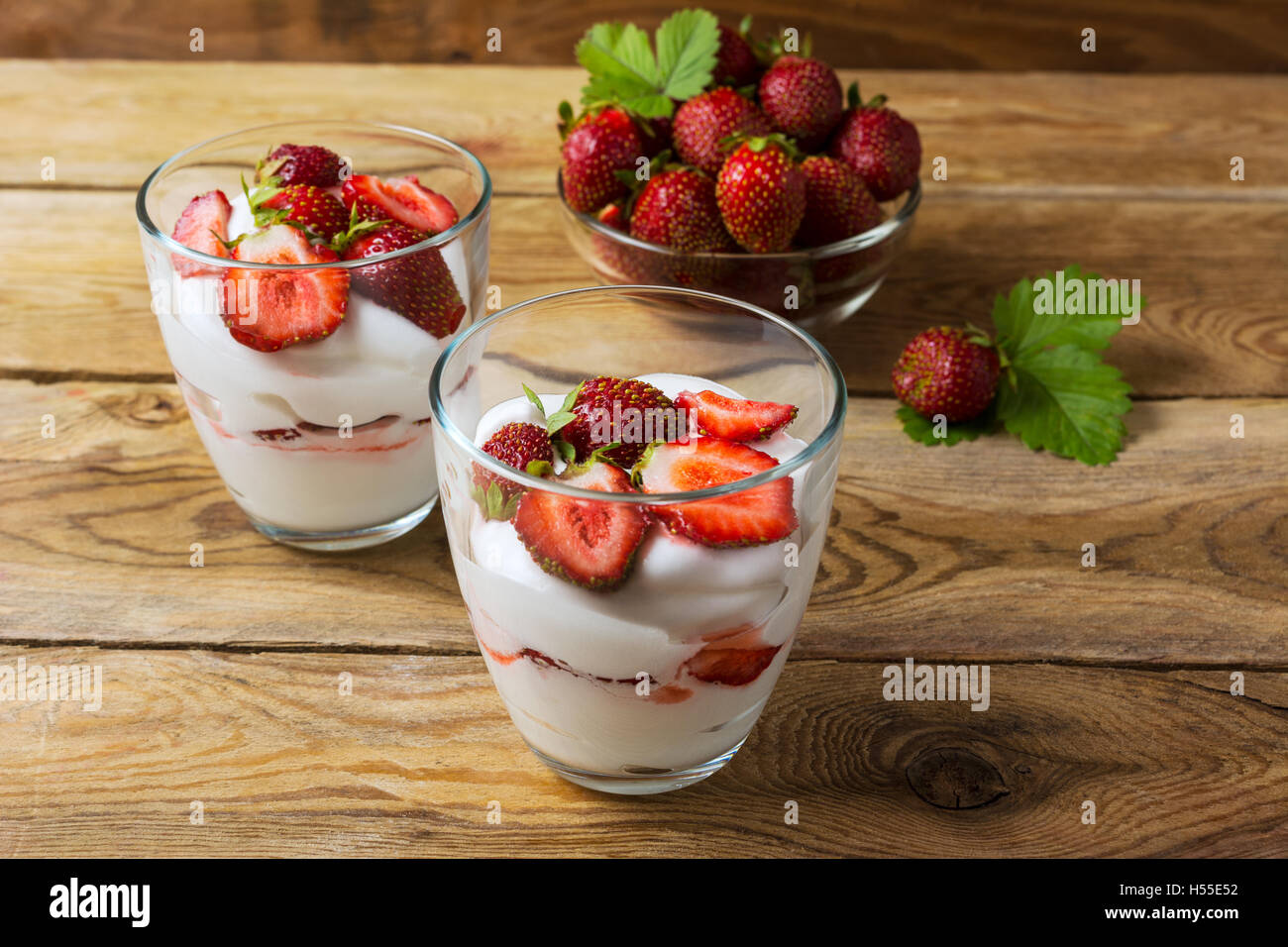 Geschichtete Dessert mit Sahne, Erdbeeren und reife Beeren. Sommer-Dessert mit frischen Erdbeeren. Stockfoto