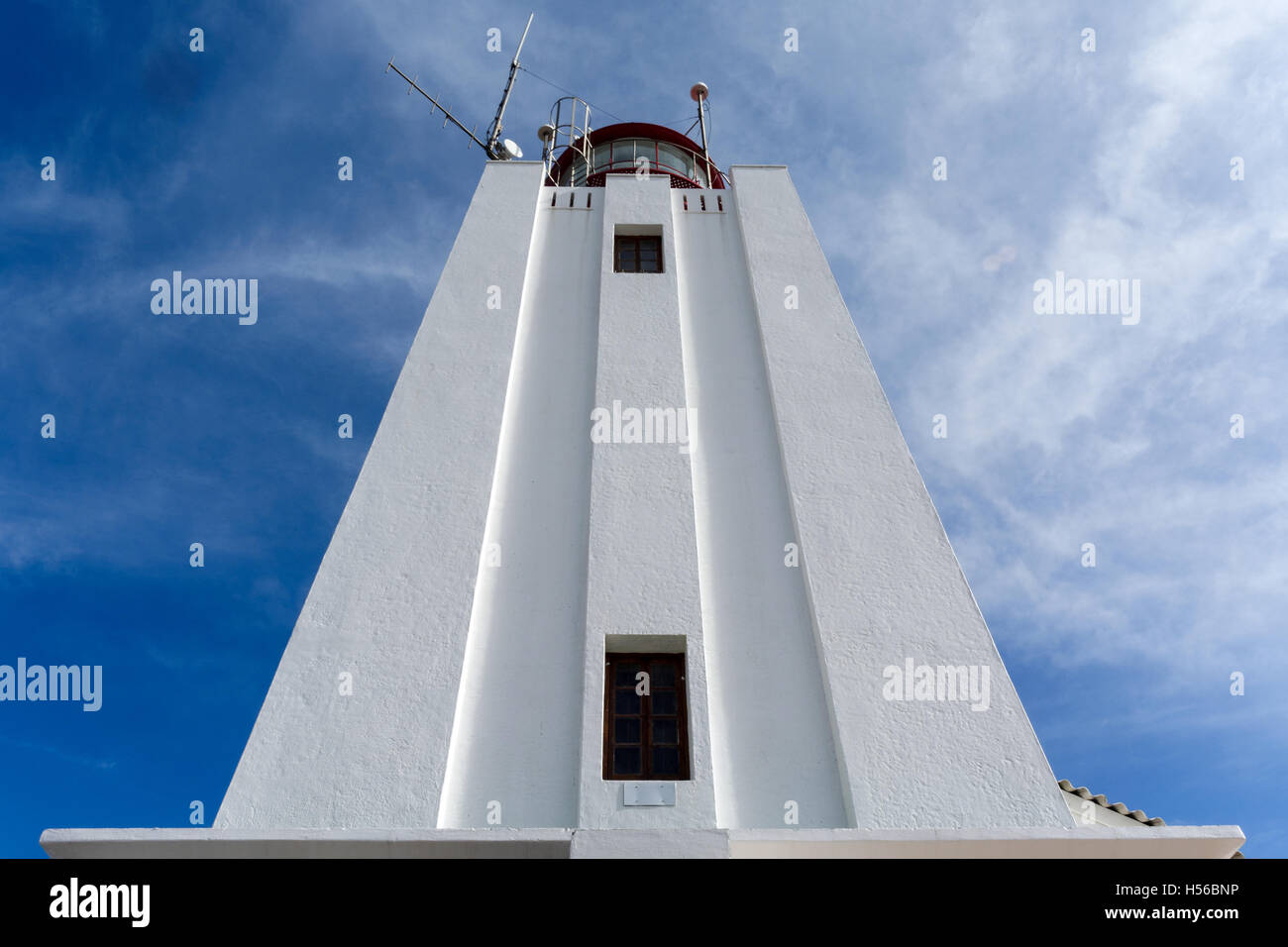 Hohe Leuchtturm - Weiß mit Blick genommen nach oben gegen den blauen bewölkten Himmel. Stockfoto