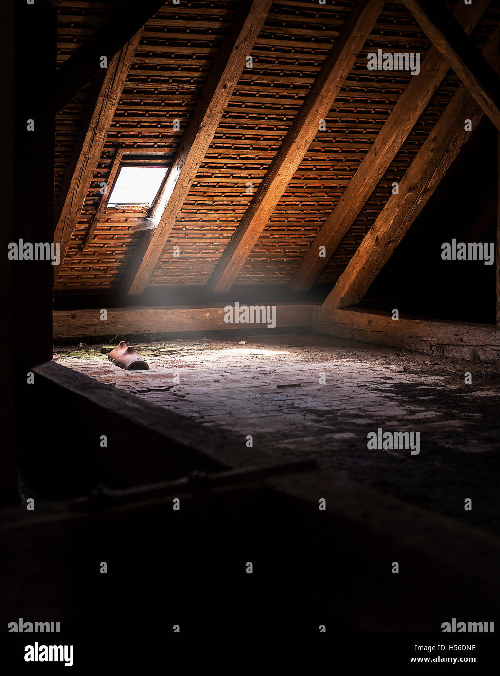 Unter dem Dach mit Tonziegel. Stockfoto