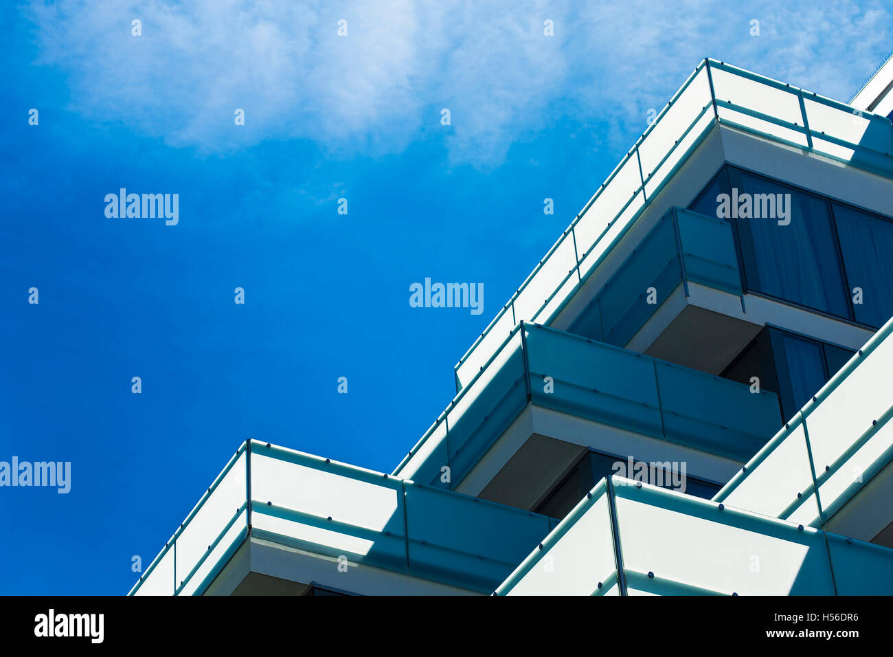 Moderne Gebäude mit Fenstern Stockfoto